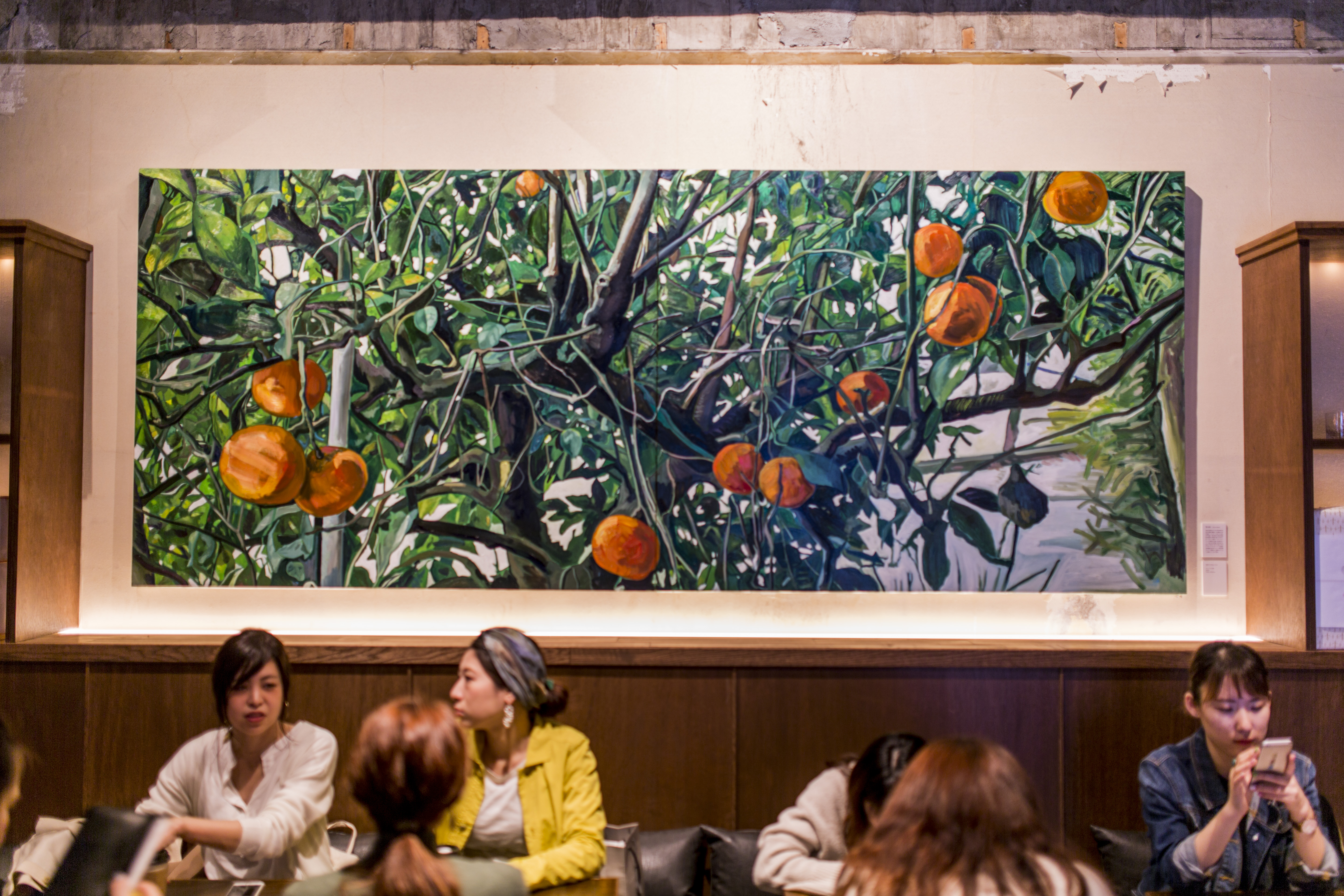 談笑している会社員