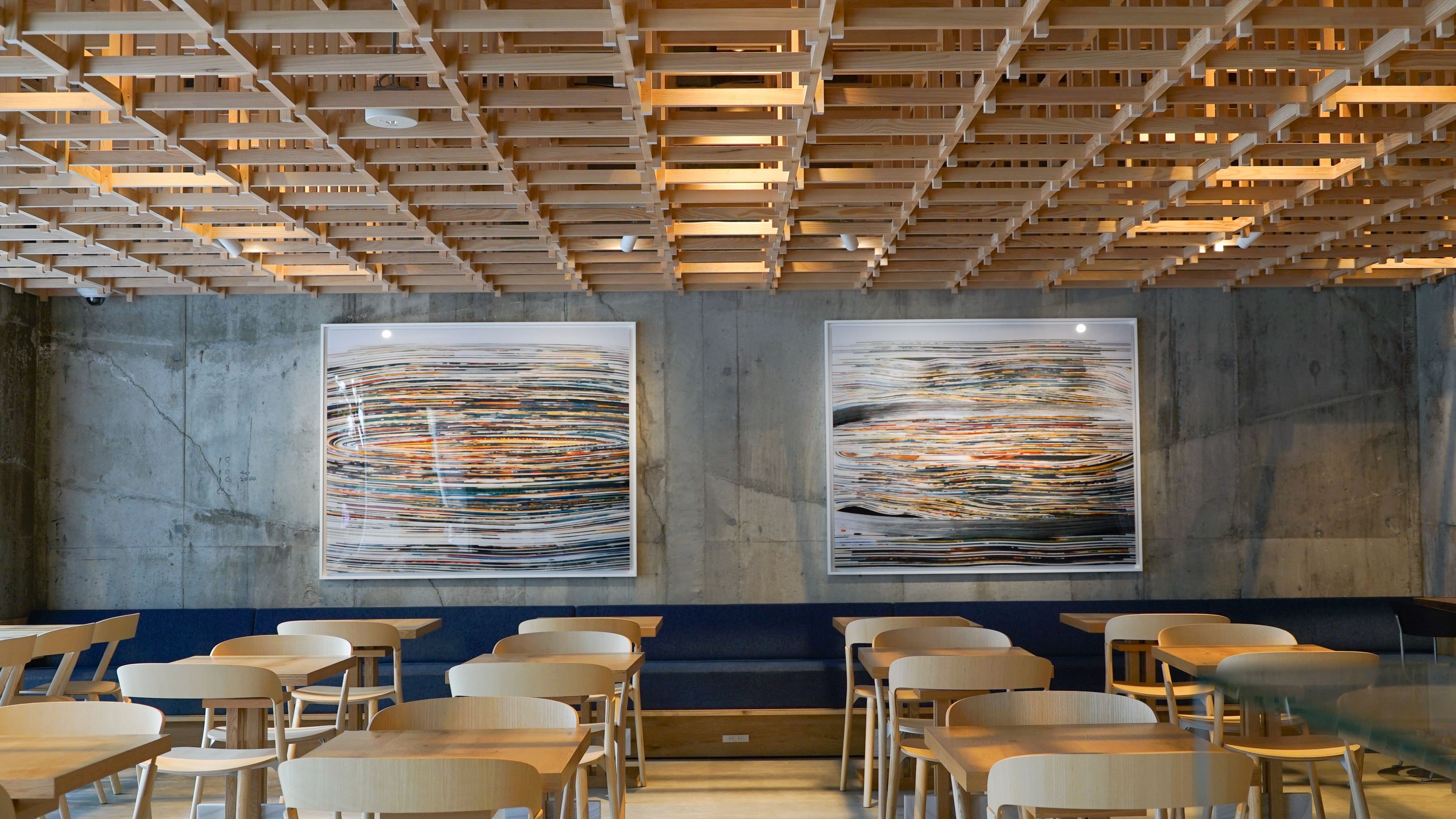 談笑している会社員