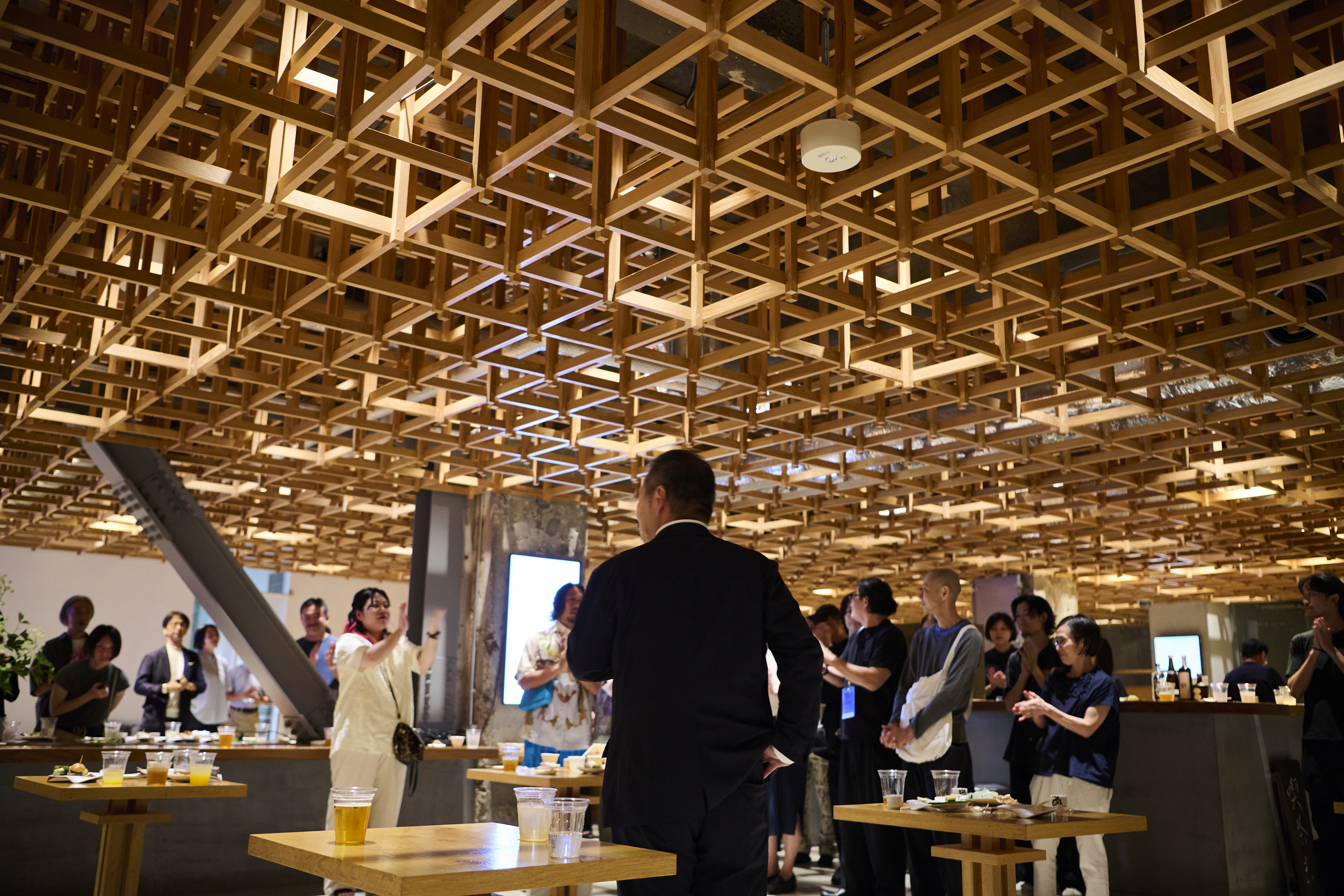 談笑している会社員