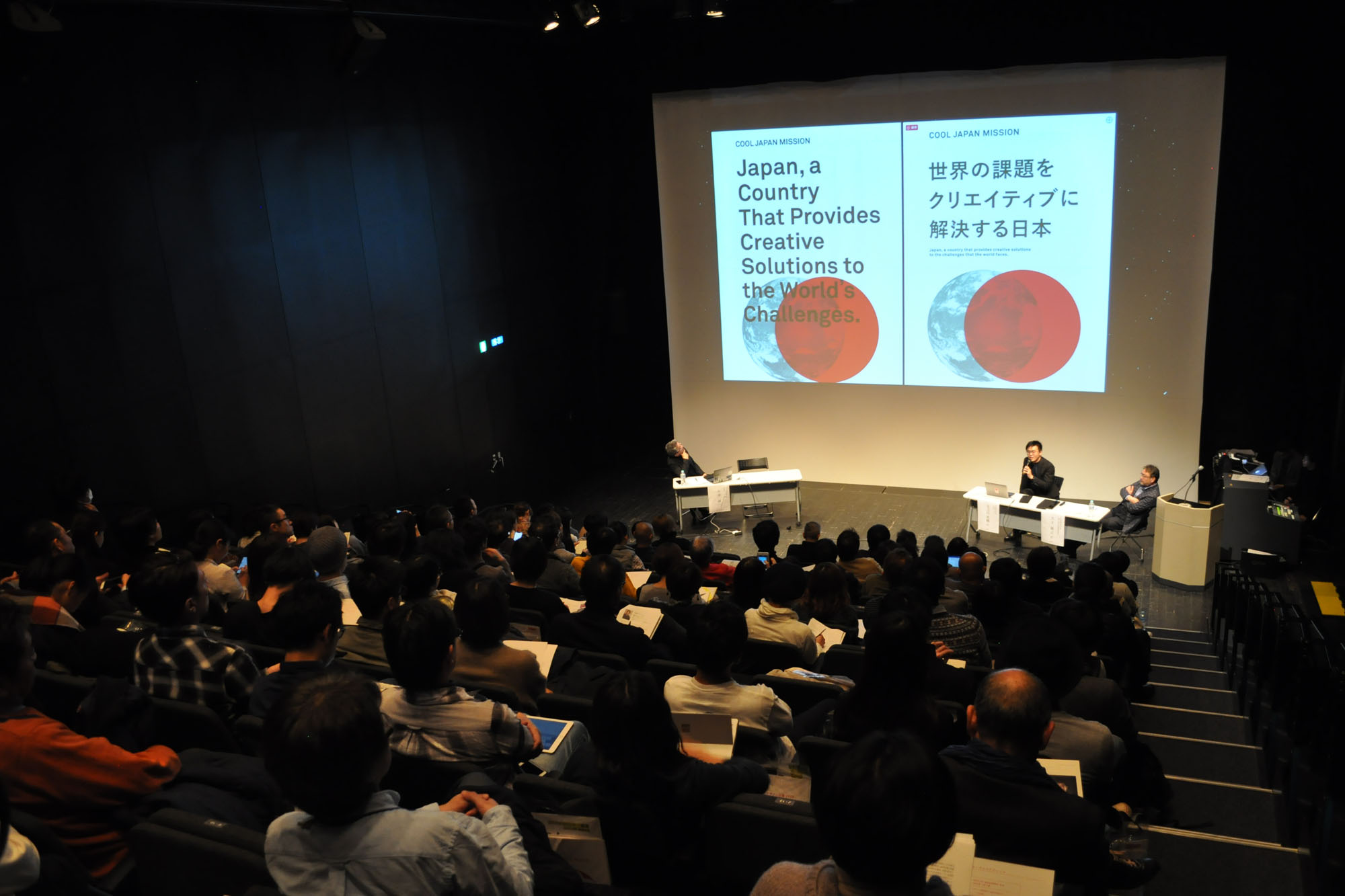 談笑している会社員