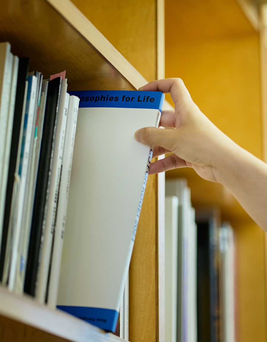 本を棚から取り出す