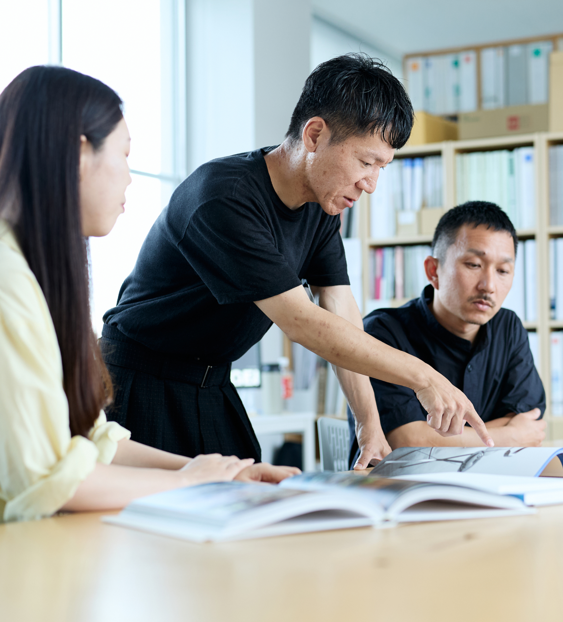 談笑している会社員